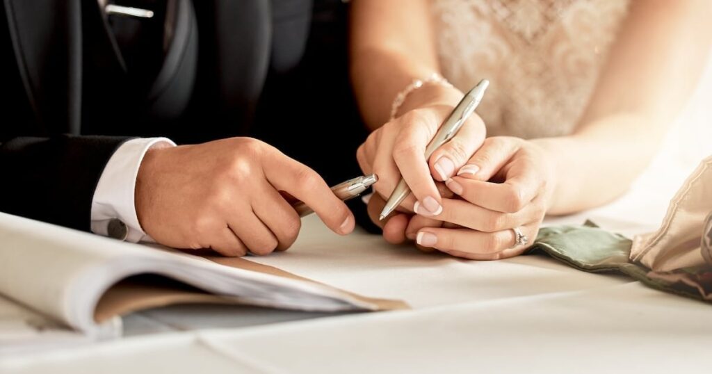 カトリック機関による調査は、住宅危機のために結婚と子供を遅らせるほとんどの大人が
