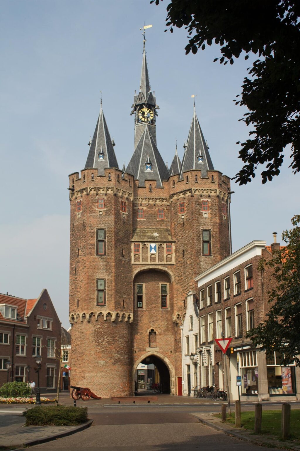 オランダのまだ立っている都市の門。