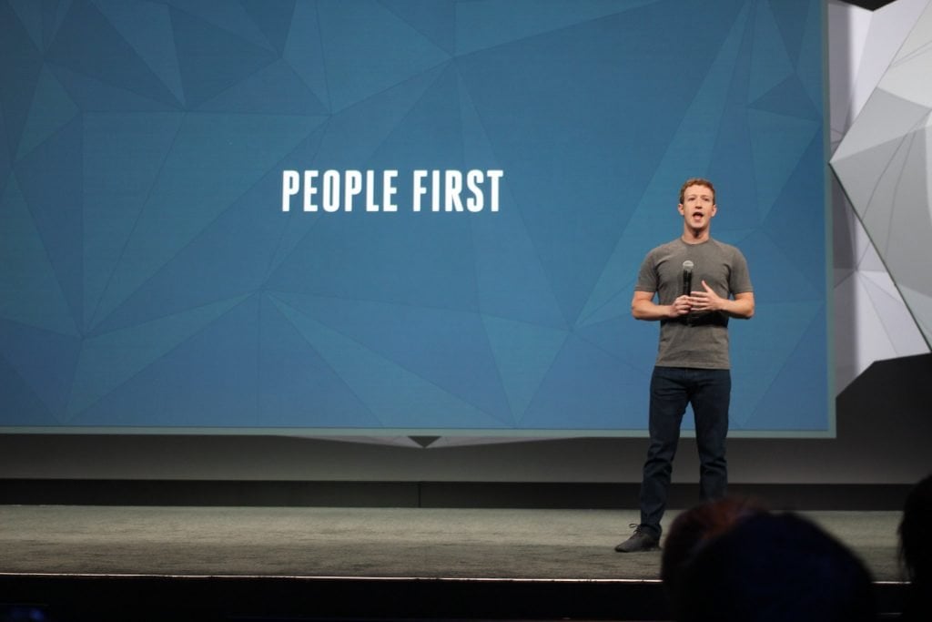 ブルースーツケースはFBとPGを残します