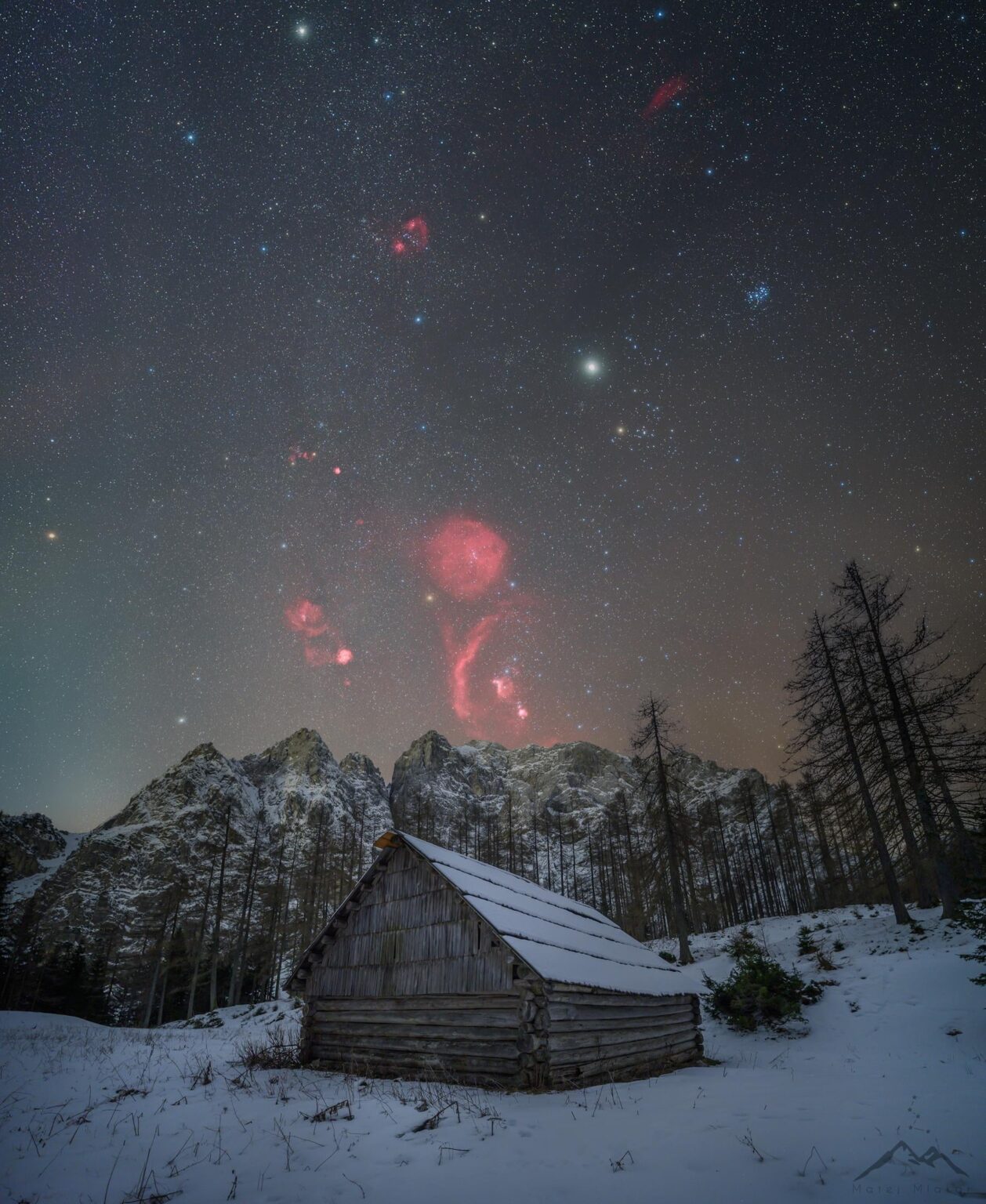 vršičと夜空の下にあるウナの木製の小屋。