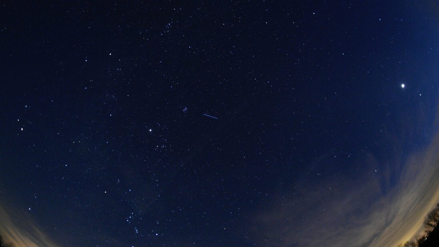 今夜空で珍しい惑星パレードを見る方法
