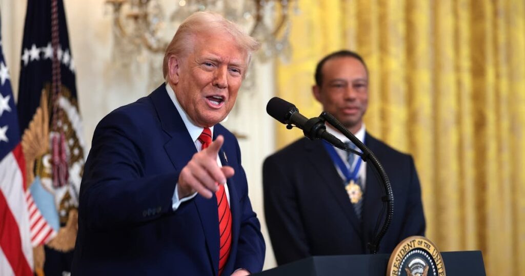 トランプは、民主党の知事との戦いにおける法律を自分自身に宣言します。ドナルド・トランプは、彼女が彼を法廷で見たと言った後、メイン州知事のジャネット・ミルズを脅した。