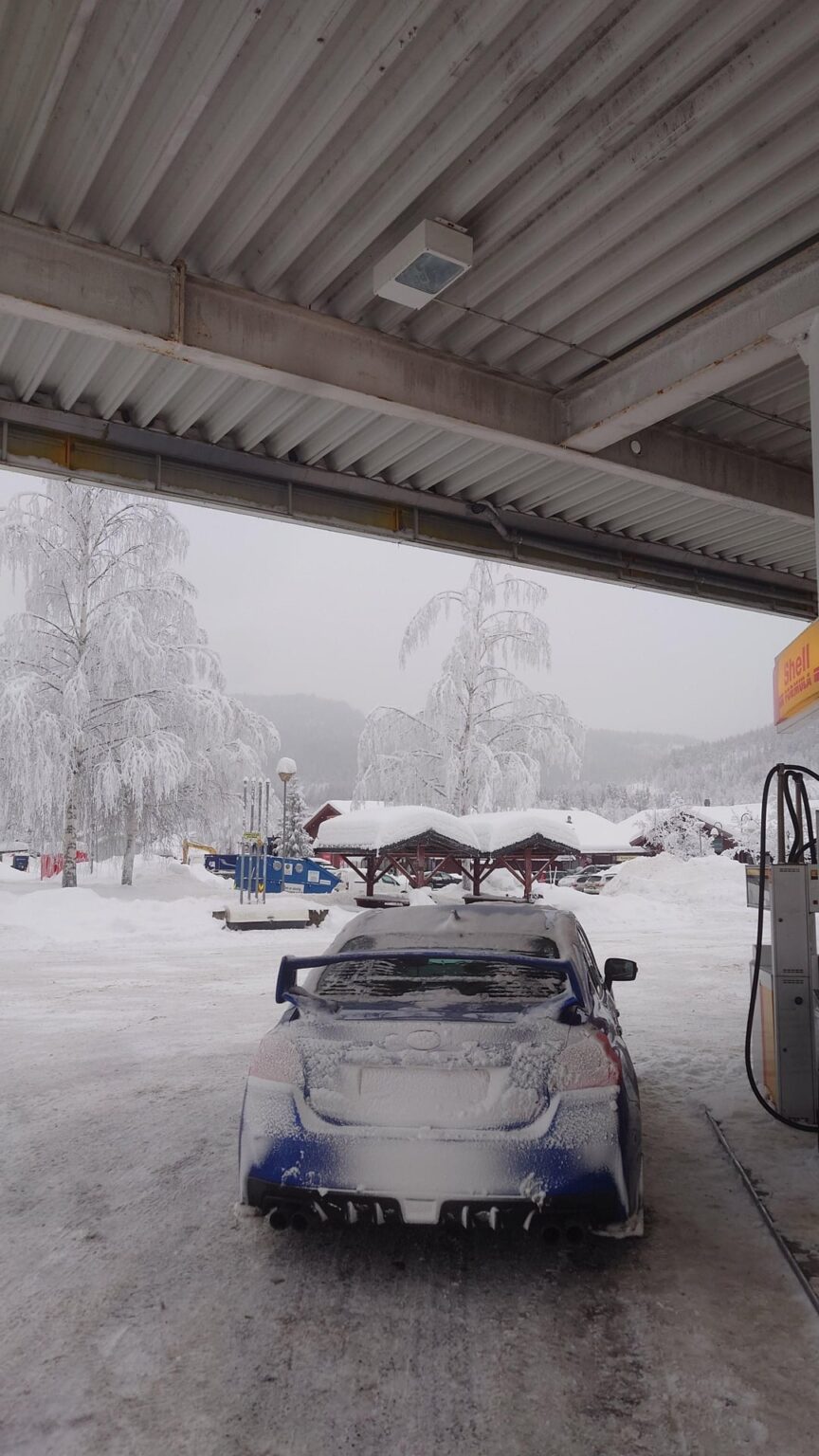 ノルウェーを通る1か月のロードトリップがロンドンから車で雪を見て、たくさん見ました