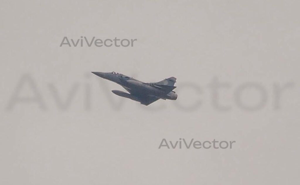 フレンチダッソーミラージュ2000ウクライナ空軍のマルチロールファイタージェット機 - ポーランドの空域を通り抜けてウクライナに届けられました。