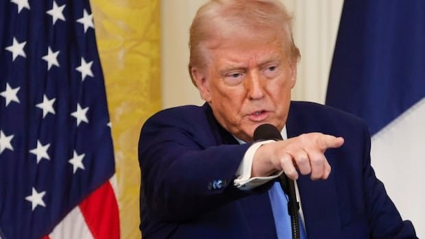 トランプは、彼が来週の1か月の休止の後、25％の関税でカナダとメキシコを襲うと言います
