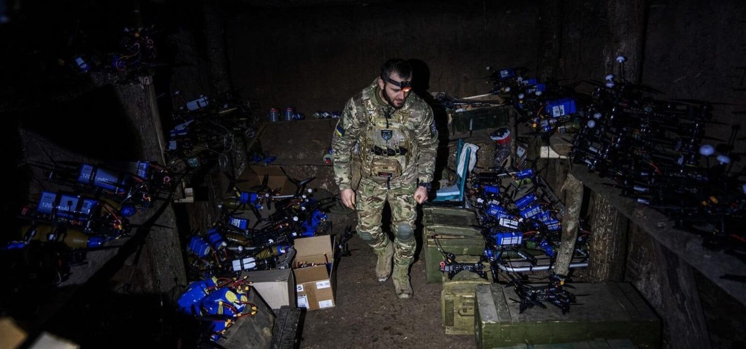 ウクライナはドローンとIEDの戦術を組み合わせてロシアの車両を攻撃しています