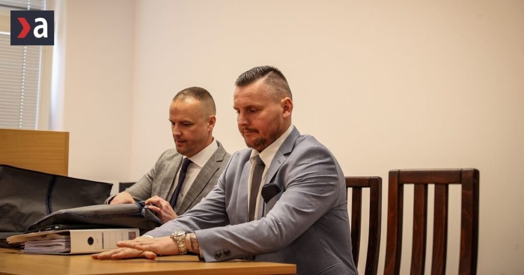 起訴された過激派の爆弾は無料のままであり、最高裁判所によって決定された監視ブレスレットを取得します
