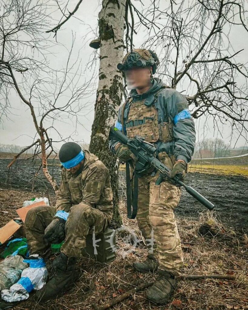 捕らえられたロシア人、未知の場所、2025年の冬を持つウクライナ兵士