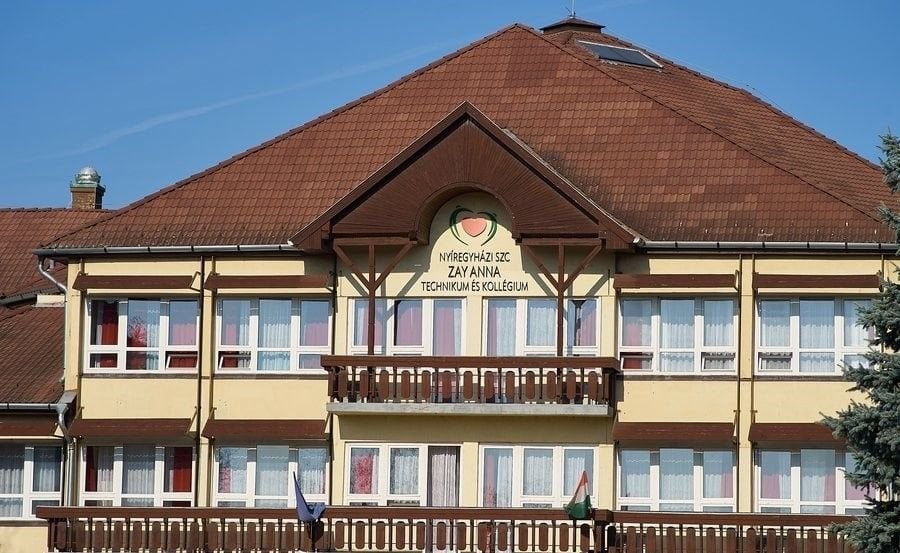 Nyíregyházaの学校は、学生に電話を閉めるためにお金を要求し、それからこれに話しかけた生徒