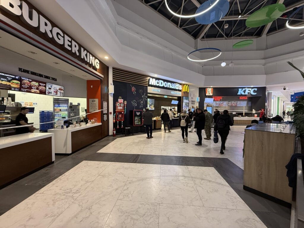 ANPCは今日、バニーサモールブカレストの多くのレストランを閉鎖しました。カルフールを含む。マクドナルドはまだ開いています。