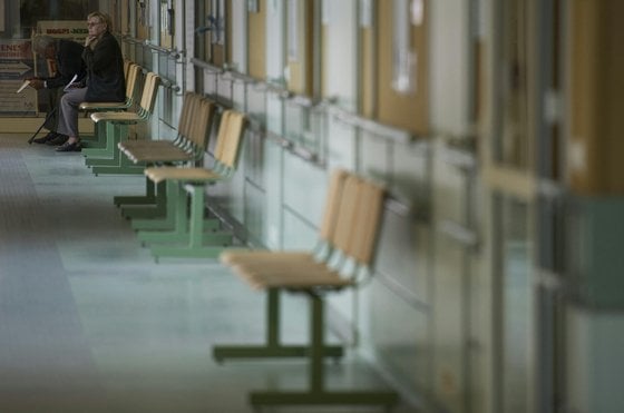 誰もナースルームを掃除しているので、彼らはエルドの汚れと汚物の間に新生児を取ります