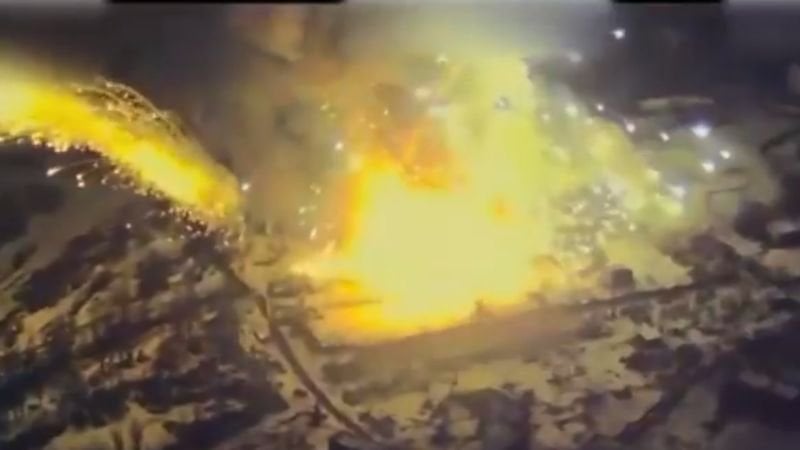 プーチン大統領のサーモバリック「真空爆弾」を燃えるような3,000cの爆発で蒸発させる巨大な爆風を見る