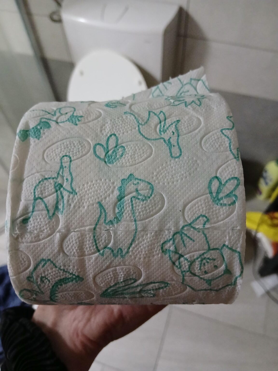 私は大人です。私の母は、恐竜を持っているからといって、私が最も高価なトイレットペーパーを買うとき、私にノーとは言えません！
