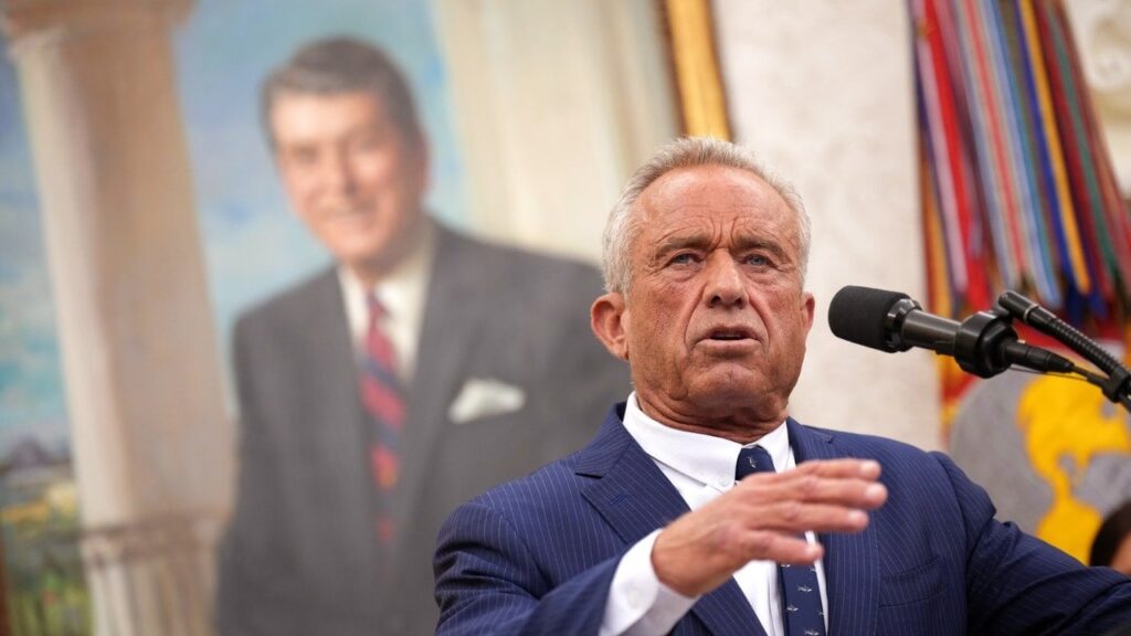 RFK Jr.は、広く使用されている抗うつ薬を追いかけ、彼らがアメリカ人にとって脅威である可能性があると主張します。新たに確認された米国保健福祉省長官は、SSRIはヘロインよりも中毒性があり、学校での銃撃に貢献していると誤って述べました。