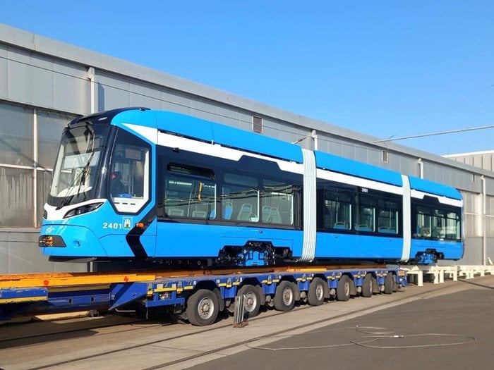 最初の新しい路面電車を届けました。これに続いてテストが続きます