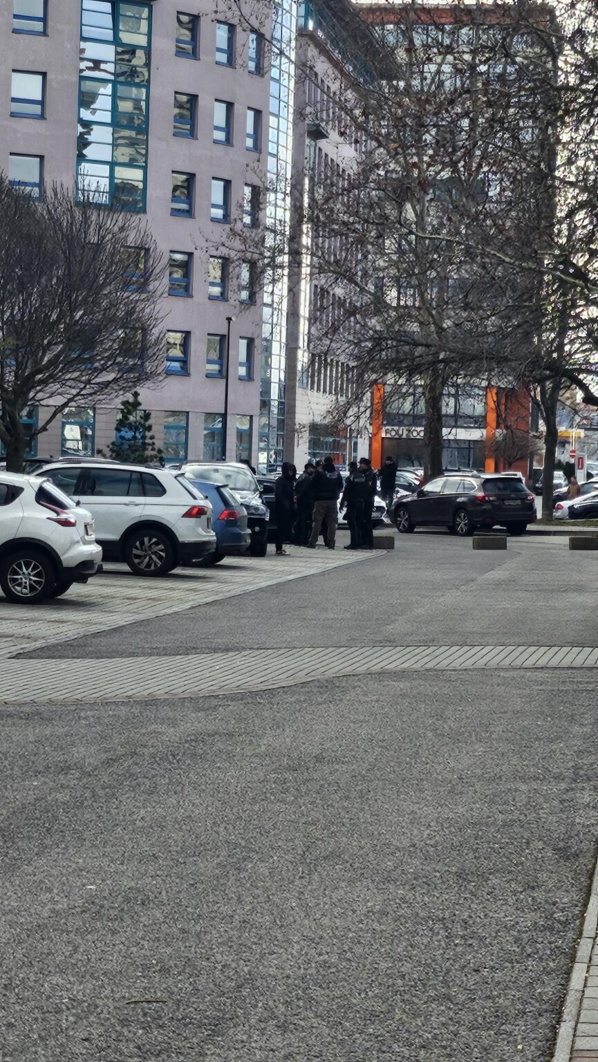 スデンはスーデでダブを爆撃します