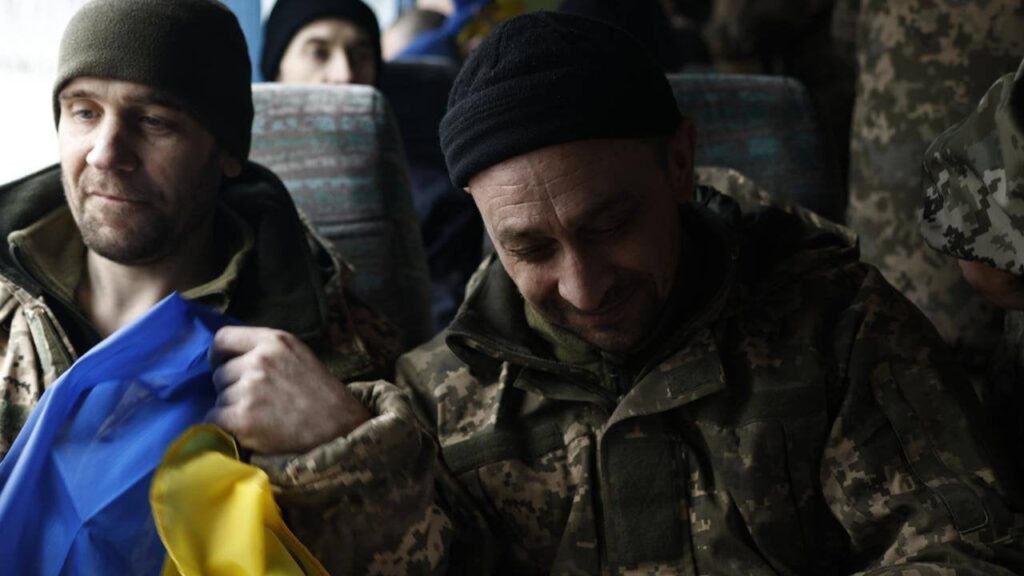 ウクライナは、囚人のスワップでロシアの捕虜から150の捕虜を持ち帰ります
