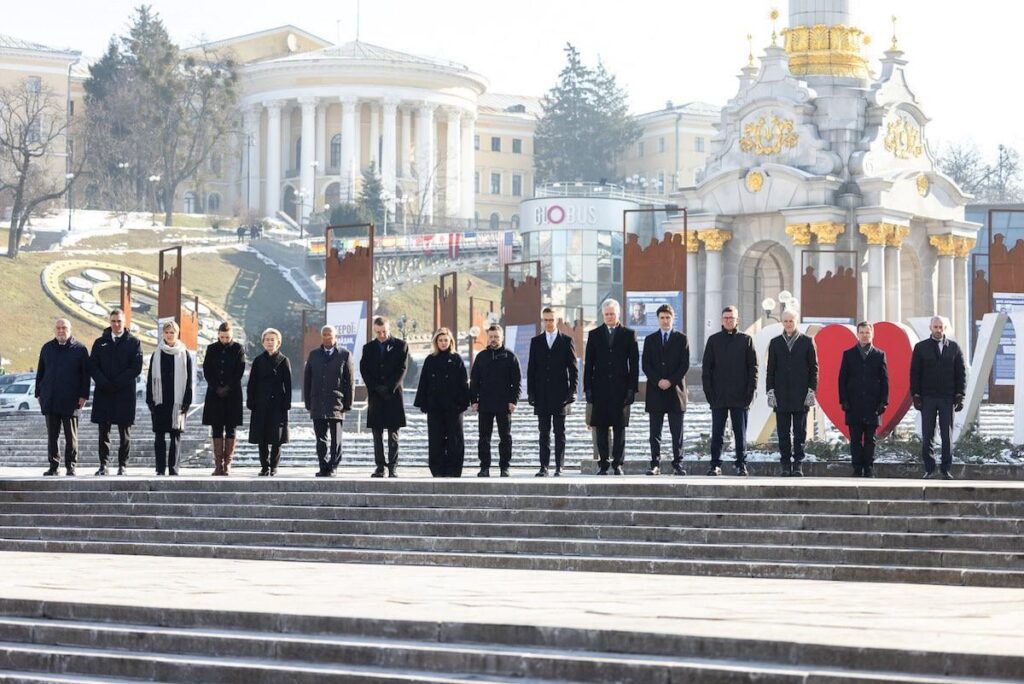 ウクライナの大統領であるVolodymyr Zelenskiyは、妻のOlenaと一緒に、Kyivで11人のヨーロッパの指導者とカナダ首相と会いました。
