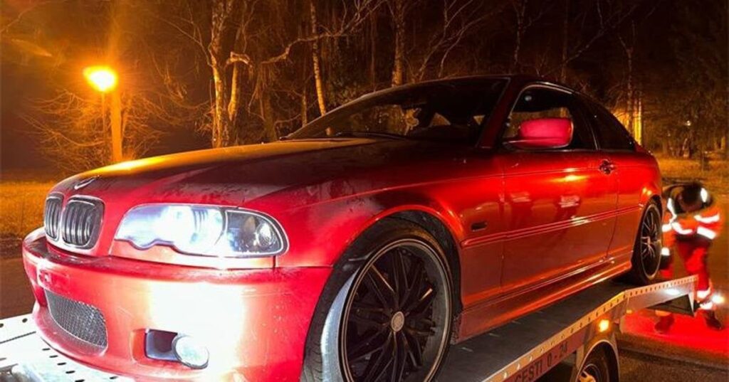 駐車場でramp延しているザグレブのビデオの若い男性は、BMWを連れて脂っこいペナルティを請求しました