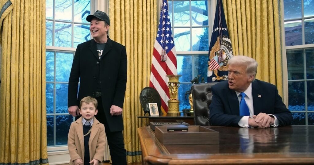 トランプは、イーロン・マスクが彼の隣に立っているときにドージに命令する署名