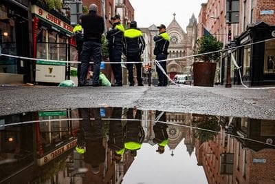 ダブリンシティストリートで致命的な刺し傷をめぐって北アイルランドでPSNIが保持している男性は、有罪判決を受けた性犯罪者です