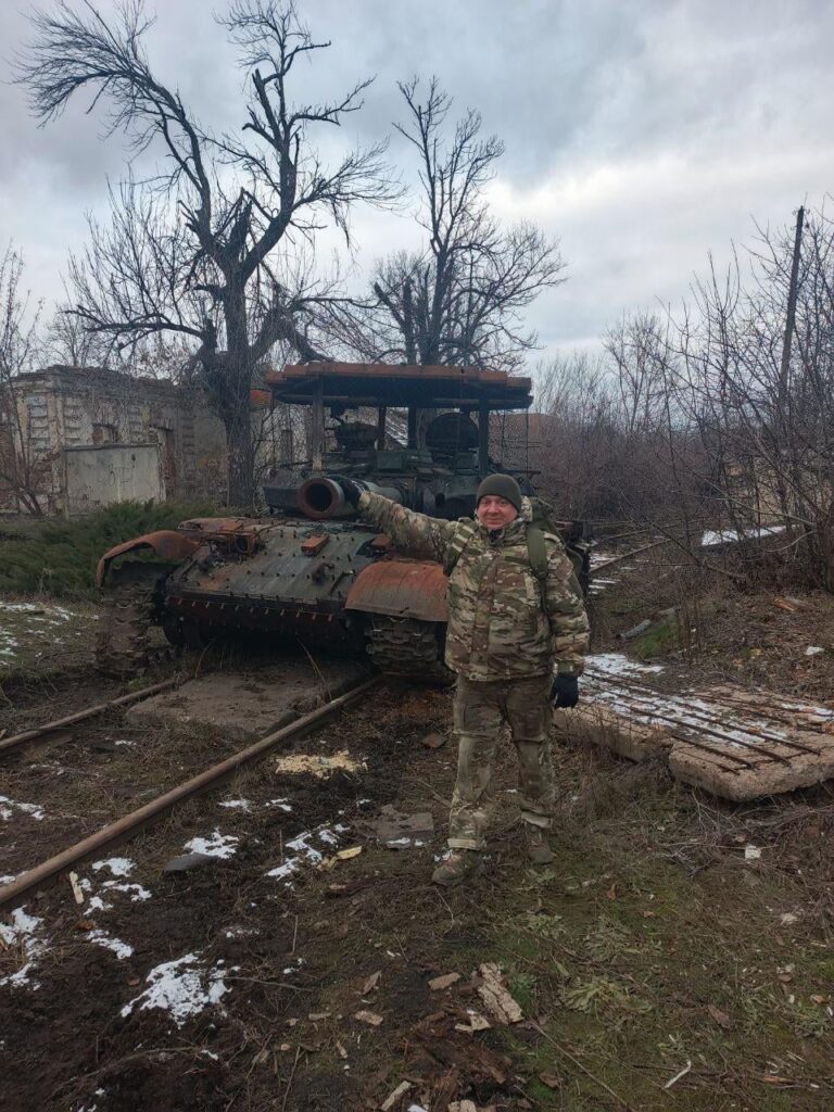 ロシアのT -62Mメインバトルタンク（MBT）を破壊して燃やして、東部戦線にドレツク球上に抗ドローンコープケージを備えています。