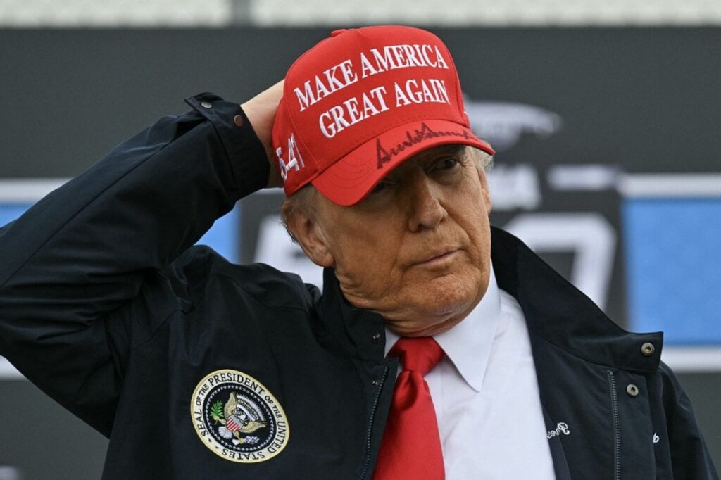 「トランプは偽情報の分野に住んでいます」 - ゼレンスキーは、米国大統領の最新の主張をre責しています。ゼレンスキーは、彼の低い承認評価についてのトランプの主張を却下し、ロシアの偽情報と呼んでおり、米国がプーチンが隔離から抜け出すのを助けていると警告した。