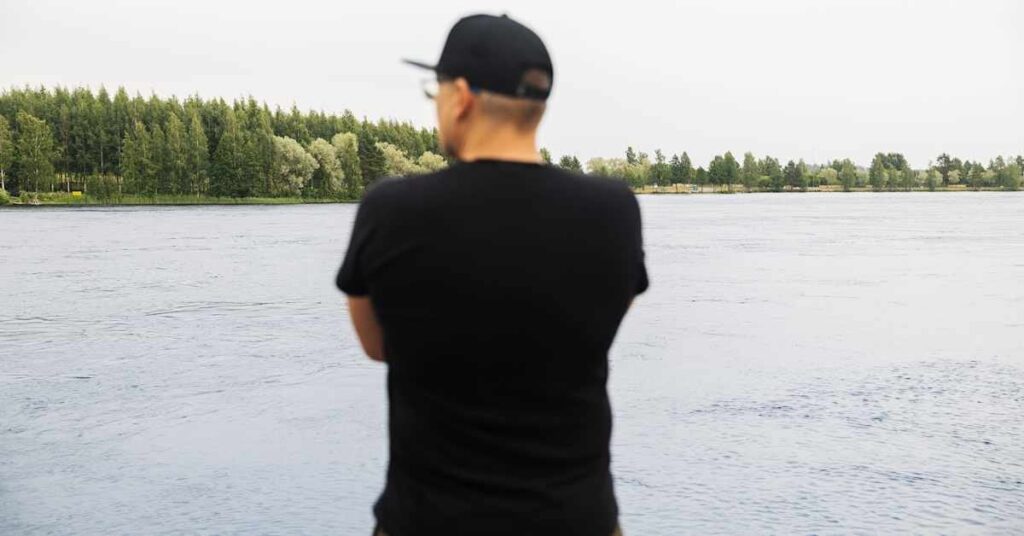 フィンランドでの亡命の決定を待っている600人近くのロシア人