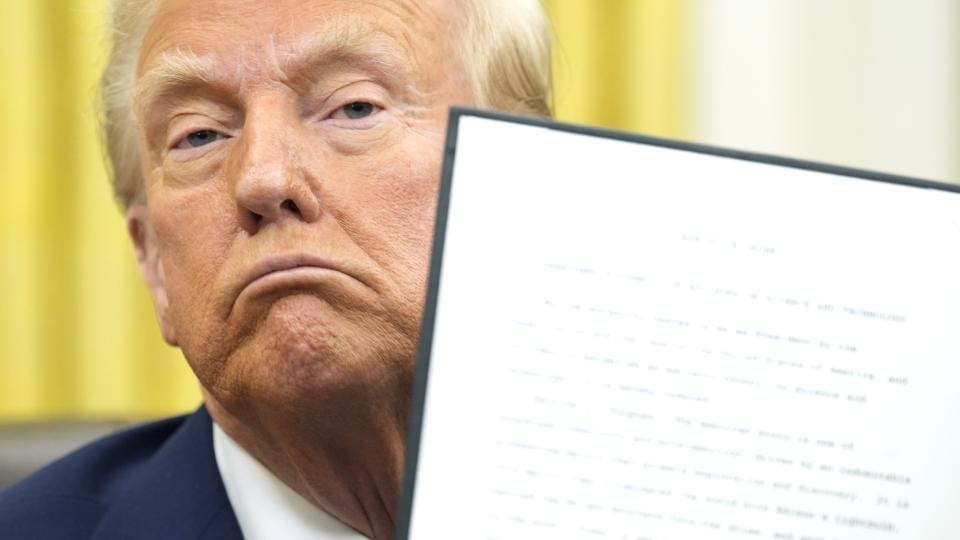 デンマークはマイクロソフトに100％依存しています：今、トランプは使用を合法的にする取引を脅しています