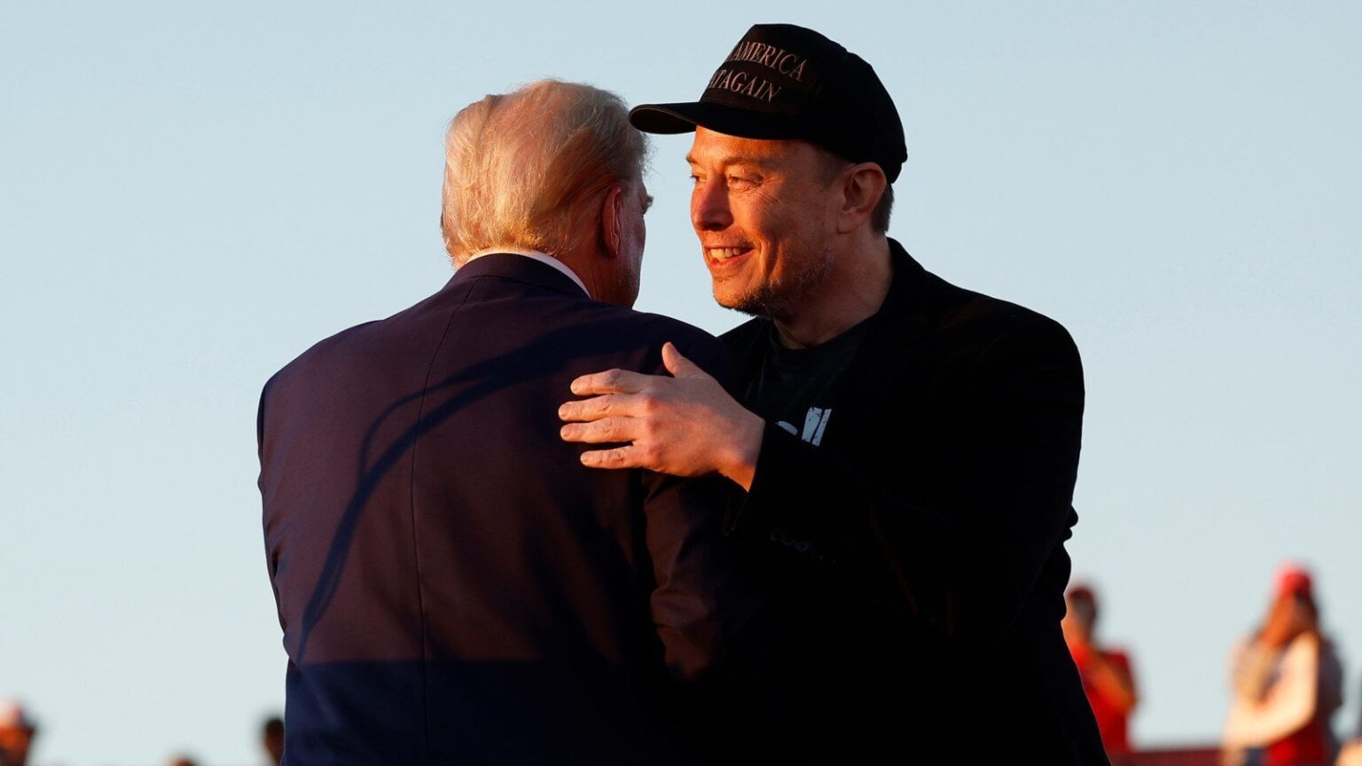 トランプがイーロンの素足をキスしているAIビデオは、HUDオフィス全体で再生されます