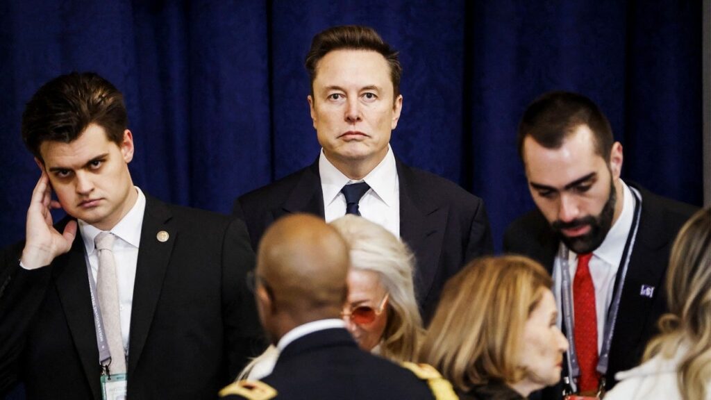 なぜエロン・マスクは政府をブルドージングすることに地獄に曲がっているのですか？ |シリコンバレーのインサイダーは、ヴァニティフェアに、メガビリオネアのドージクルセードの背後にあると思うことを伝えます。 「イーロンは、自分が世界の皇帝であるべきだと信じています」と一人の親友は言います。