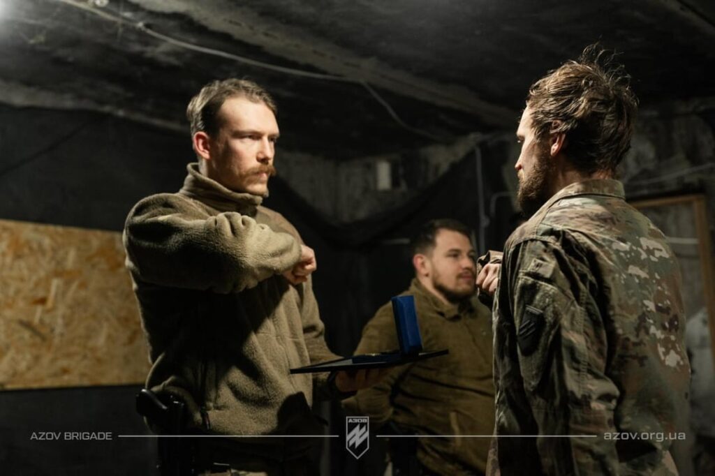 ウクライナ国家警備隊の第12特殊作戦旅団「アゾフ」の兵士は、「勇気」と「ウクライナの防衛」のためにメダルを受けました。