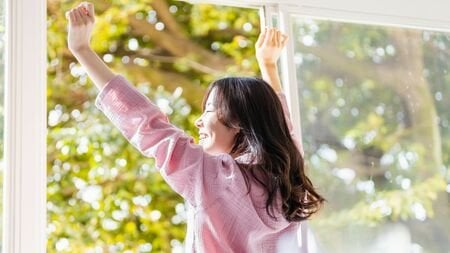 早起きの利得は「他人時間に巻き込まれない」から　なぜ「自分時間」を夜にもってくるとダメなのか？…想像してみてください。朝起きた瞬間、いきなり渋谷のスクランブル交差点に立たされていたら？　　情報量が多すぎてカオスな状態ですよね。