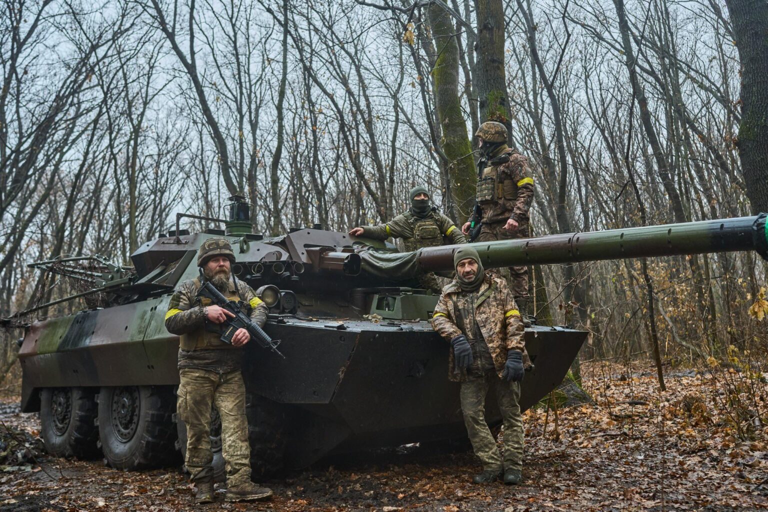 ウクライナ海兵隊の海兵隊 - フランスのAMX -10 RC装甲偵察闘争車両（AFV）を備えています。 1つの海兵隊員には、Colt M933「コマンドー」（5.56x45mm）カルビンがあります。