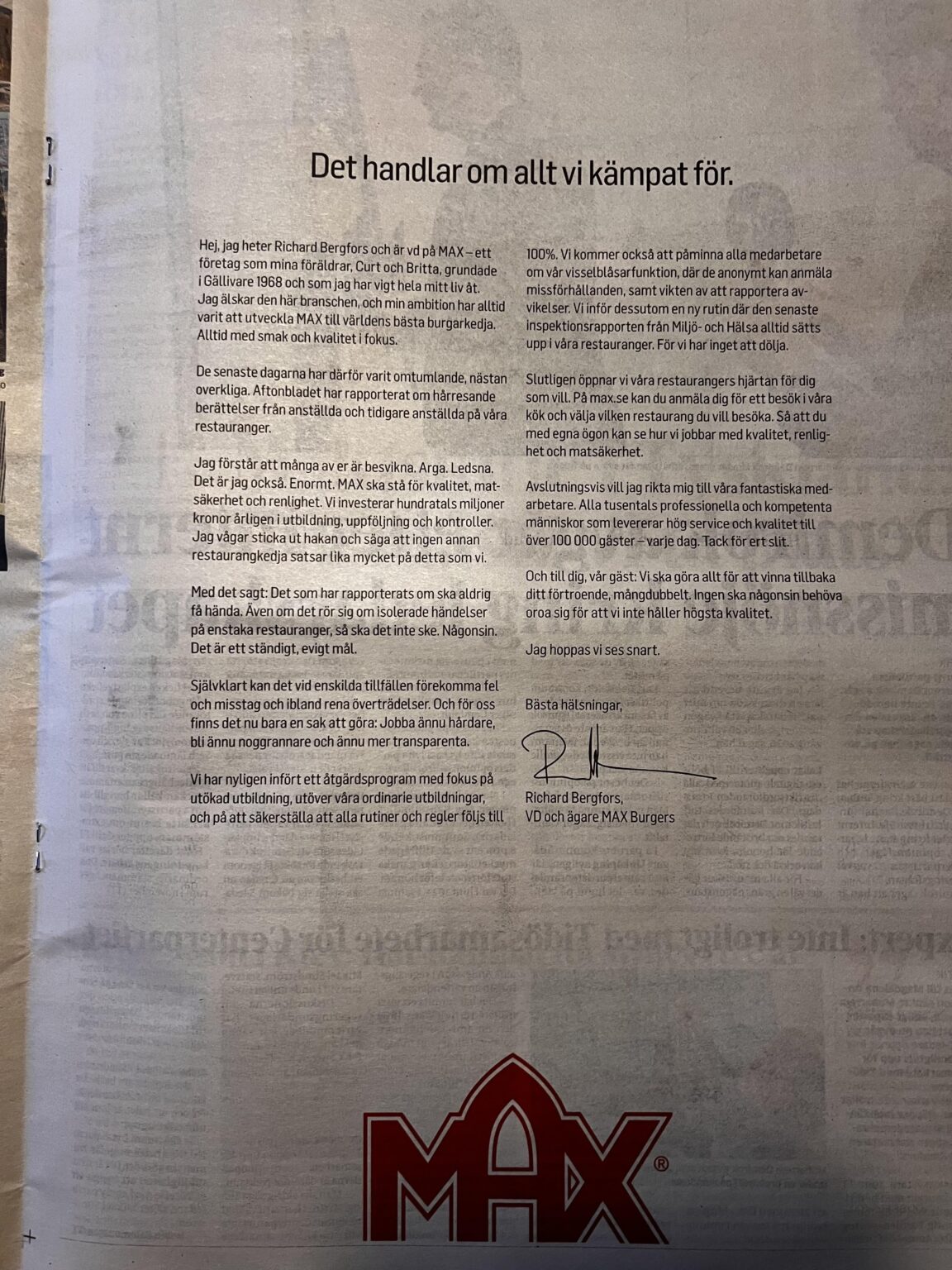 CEO兼オーナーのマックスバーガーズのリチャードバーグフォースは、新聞で全ページを購入します