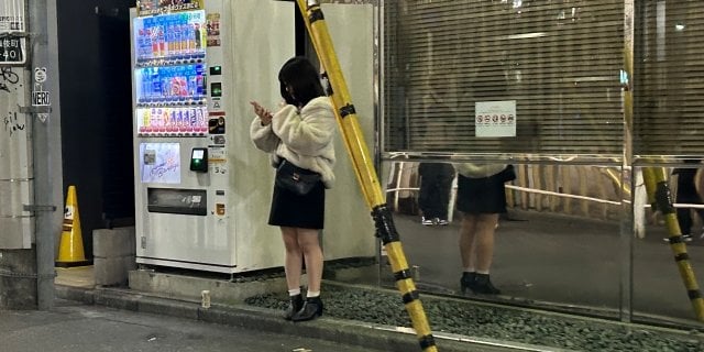 歌舞伎町・◯ちんぼ女性「クリスマスの夜」に40～50人が客待ちの“異変”も…悪質ホストクラブ「色恋営業」“規制”の難しさ
