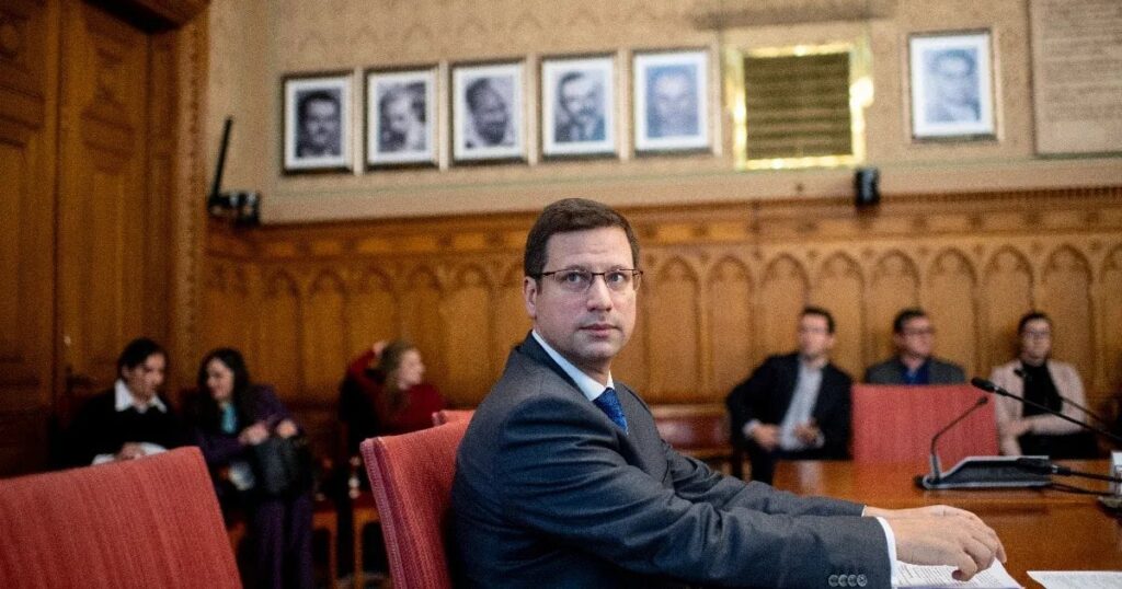 GergelyGulyásの妻は富の宣言に登場しました、JánosLázárは土地の隣にダウンタウンのアパートを取りました
