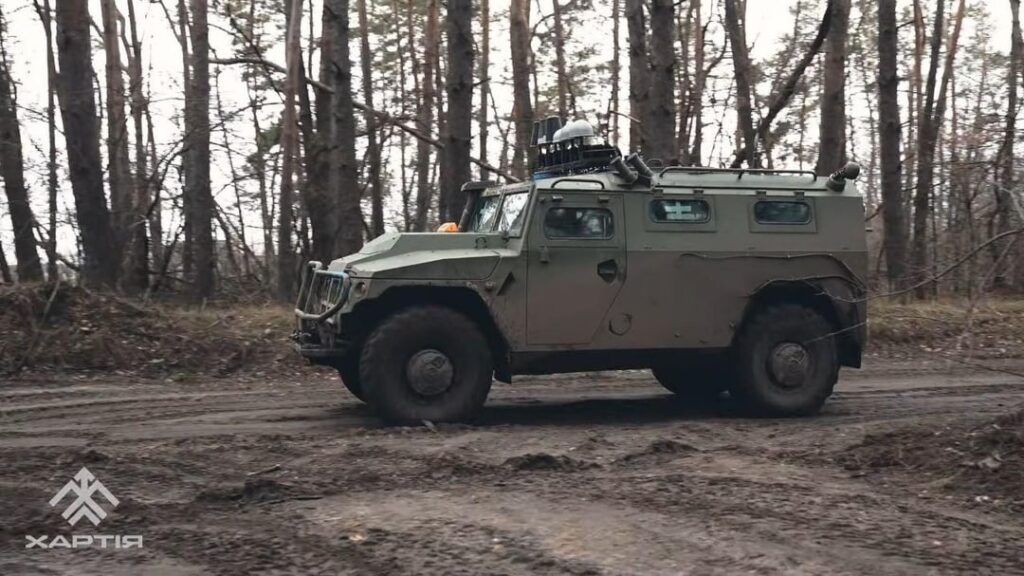 元ロシアのTIGR-M多目的全地形歩兵装備装甲車両 - ウクライナ国家警備隊の運用上の割り当てハルティアの第13旅団から。