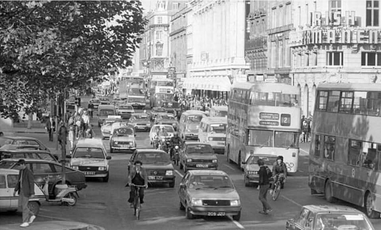 各方向の4車線で、中央の中央値（O'Connell Street 1980年代）にまだ駐車することができます。