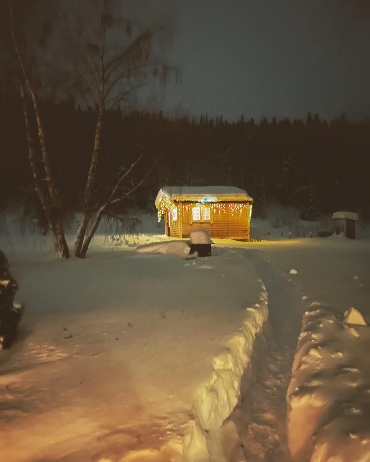 私が撮った別の写真。これは、エルベラム市の外のハーンズにあります。これを「Svigermorshytta」と呼びます。大まかに司法キャビンの母親に翻訳されます。ドラゴンズデンも許容可能な用語です。