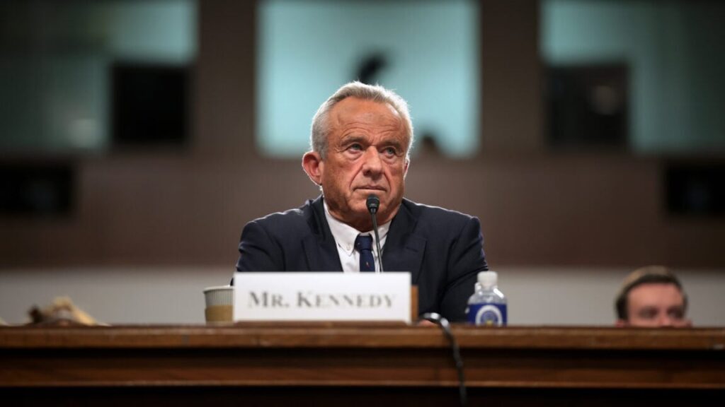 RFK Jr.はすぐにワクチンアドバイザリーミーティングをキャンセルし、インフルエンザショットキャンペーンをプルします