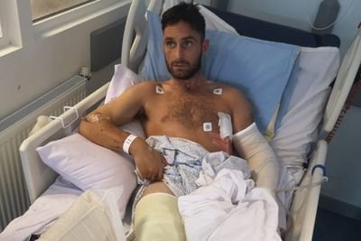 攻撃の犠牲者シアラン・ライアンは、彼がヘイズ・ブラザーズのケースを落とすために「現金の袋」を提供されたことを明らかにします