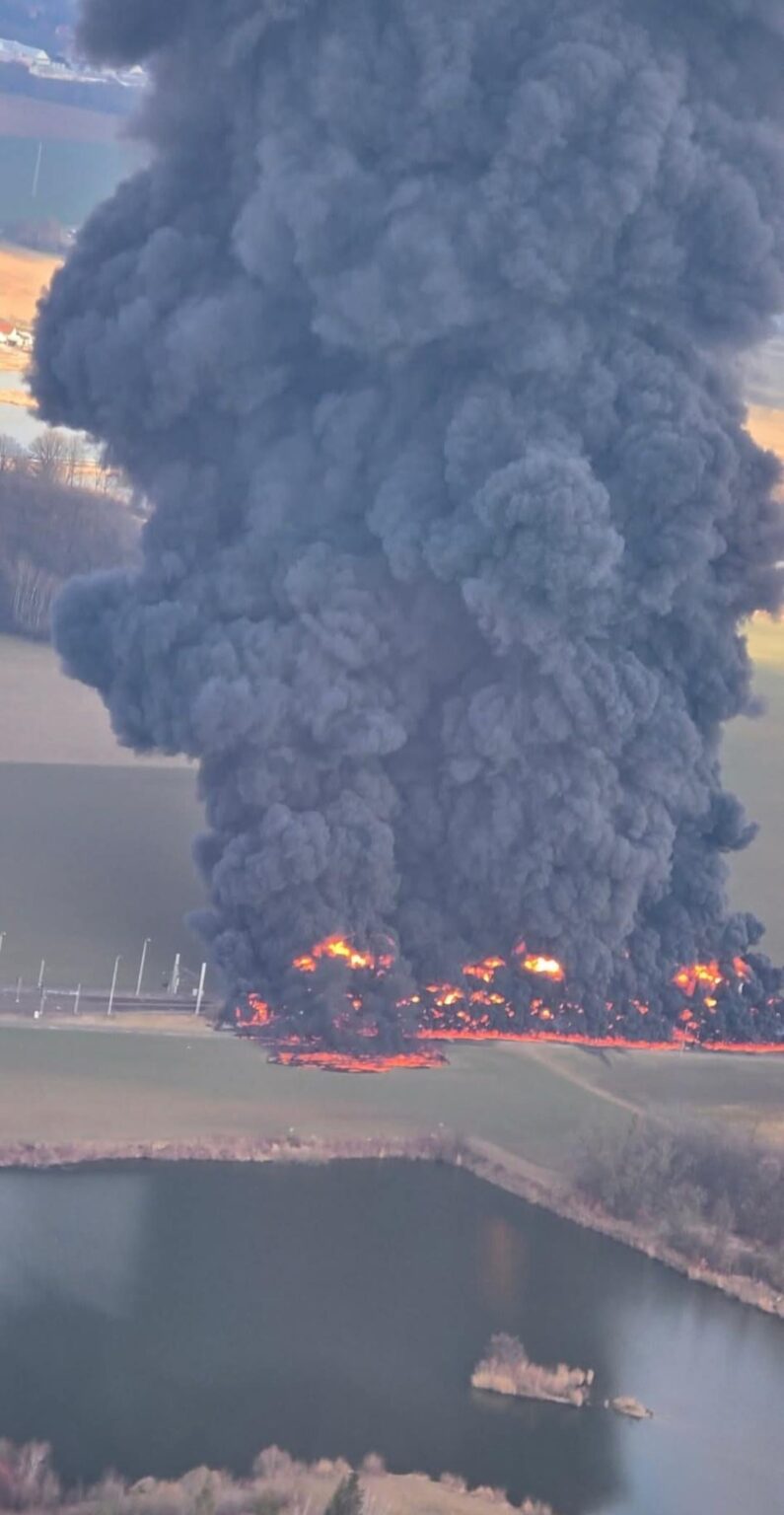 ピロフ地域では何時間も、有毒で重く発がん性のある戦車が何時間も燃えています