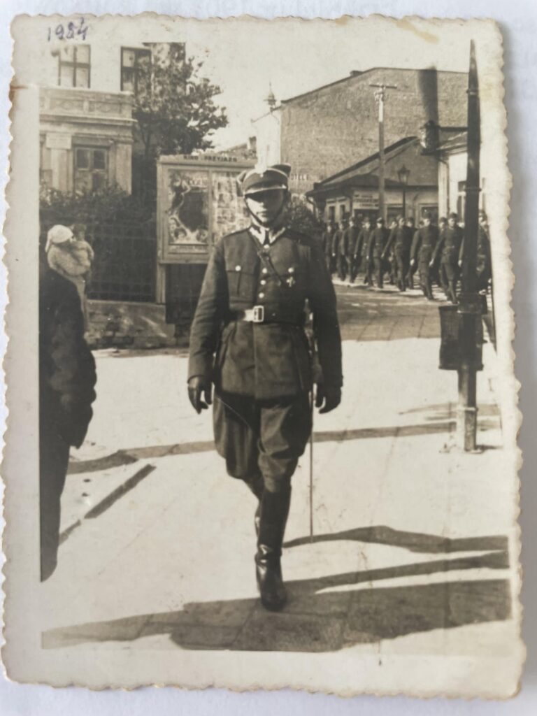 1945年1月から5月にかけて、第二次世界大戦中のgreat祖父の消失についての真実を明らかにする際に支援が必要です。