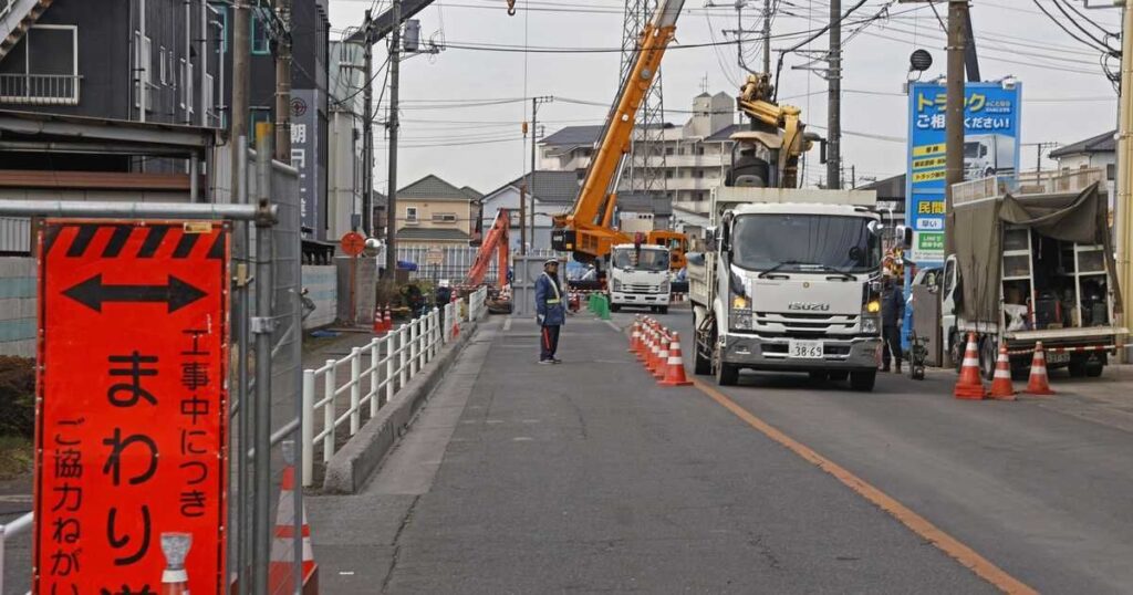 埼玉・八潮の道路陥没事故、発生から1カ月 今も残る巨大な穴 不明運転手の捜索続く