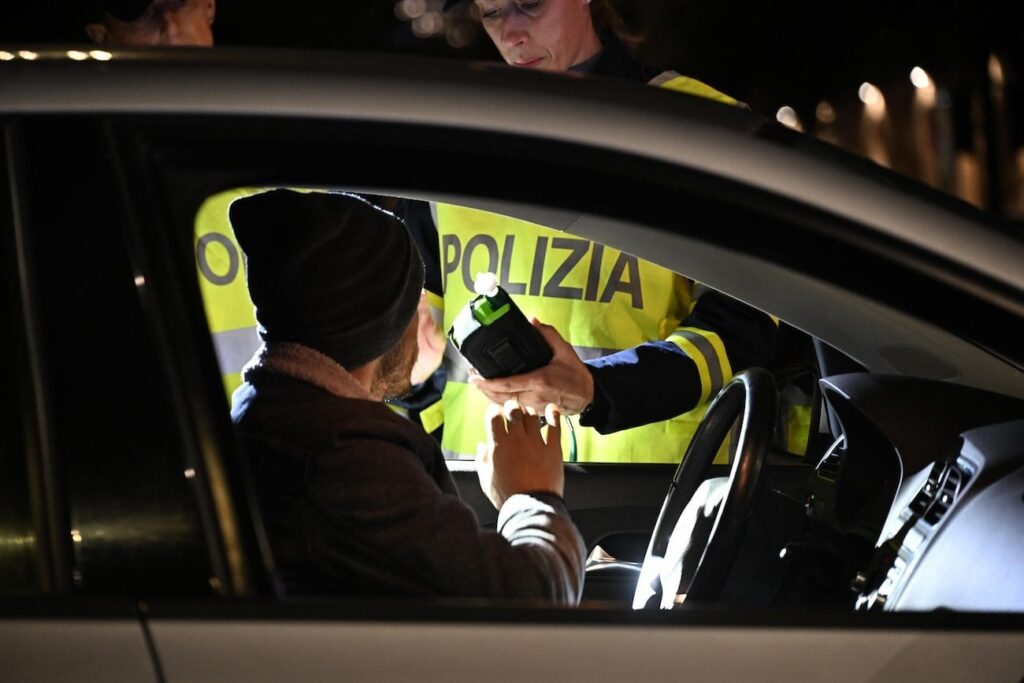 運転する前に2杯？彼らはほとんど常に飲むことができます。新しい高速道路コードを使用したquattroruoteテスト