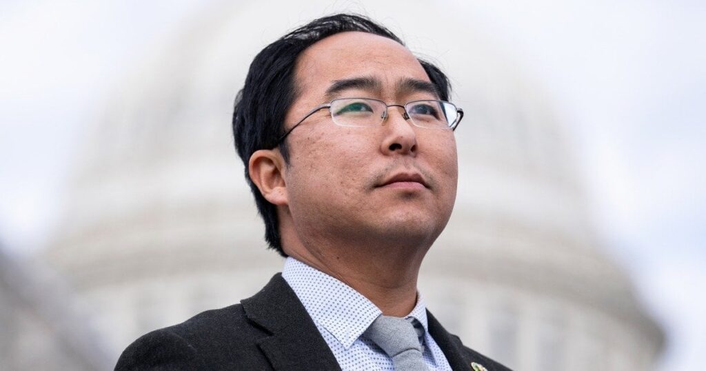 アンディ・キム上院議員は、トランプが機関を解体し続けている場合、政府を閉鎖することにオープンだと言います