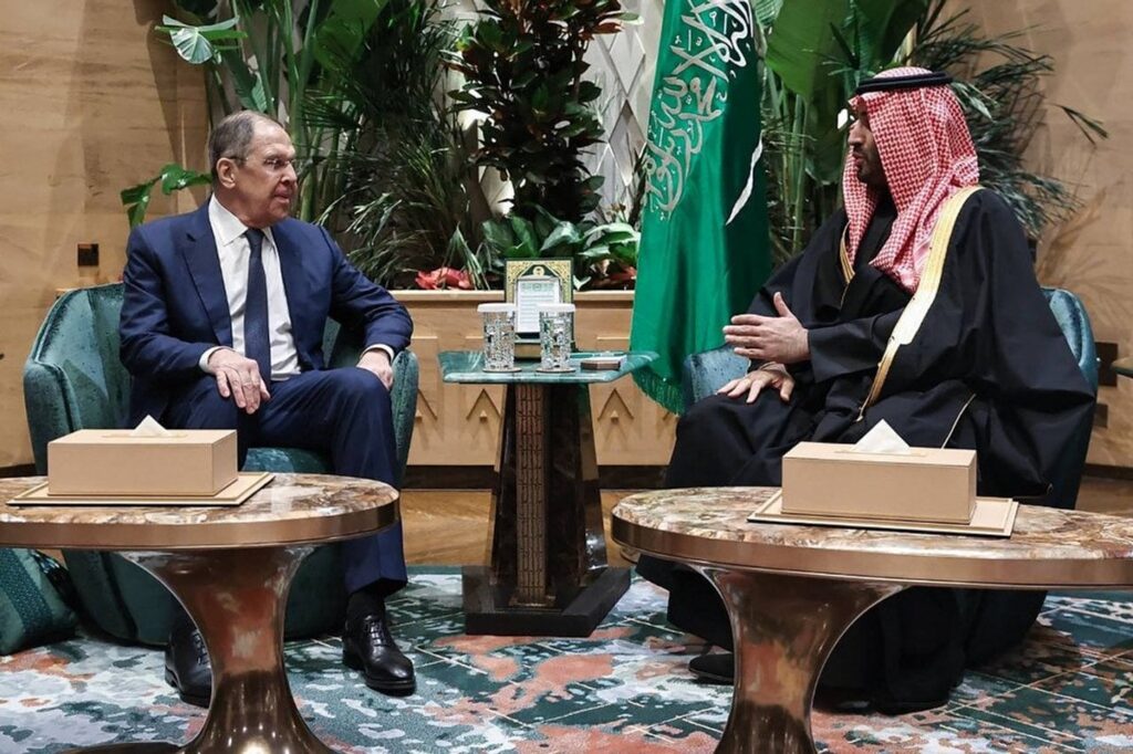 私たちとロシアは、王子の願いに反して、サウジアラビアの和平交渉からウクライナを切ることを主張しました。米国とロシアは、サウジアラビアがウクライナを招待し、キエフを含む王子の最初の推進にもかかわらず、戦争を終わらせるための重要な会議に禁止しました。 「私たちはメディアからそれについて学びました」とゼレンスキーは言いました。