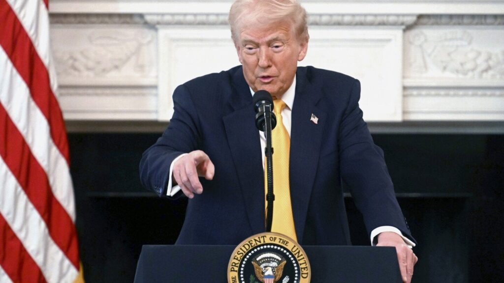 APは言論の自由を引用して、3人のトランプ政権職員を訴える