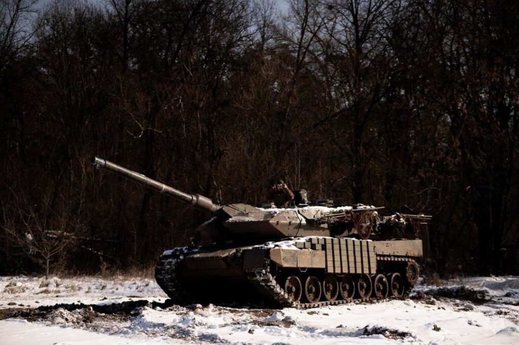 ウクライナ軍の21番目の別々の機械化旅団からのドイツポルトガルのヒョウ2A6メインバトルタンク（MBT）。